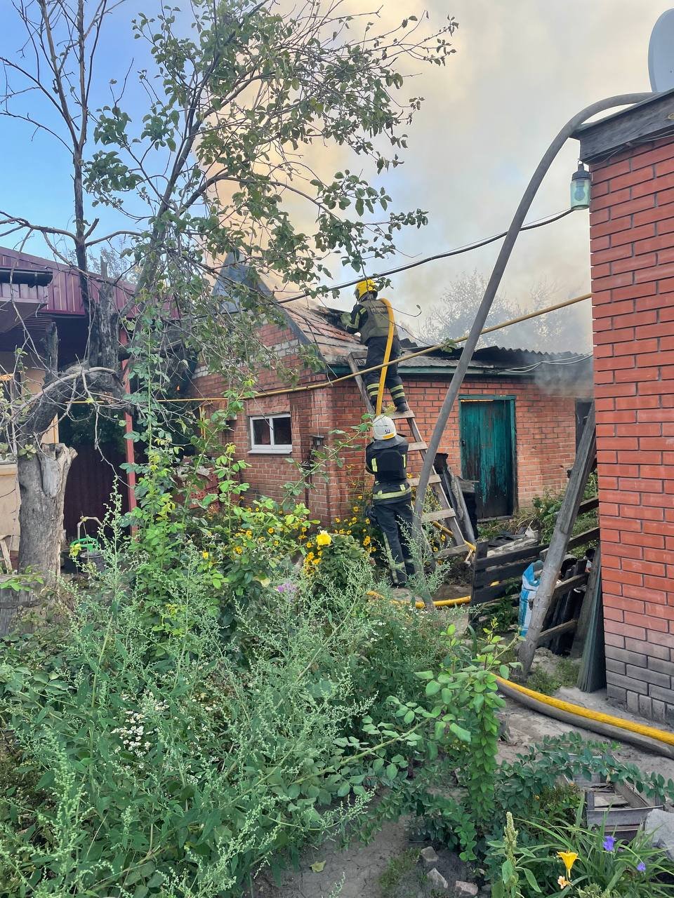 Спасатели тушат пожар на Харьковщине 23 августа