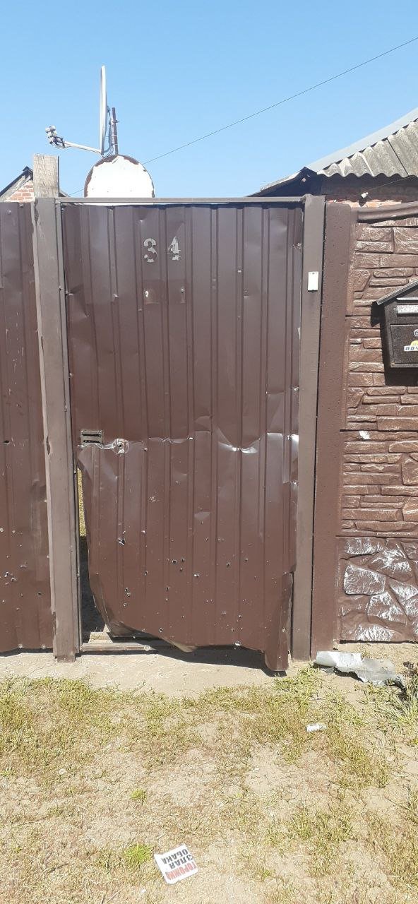 Калитка в частном доме Харьковского района после обстрела 24 августа