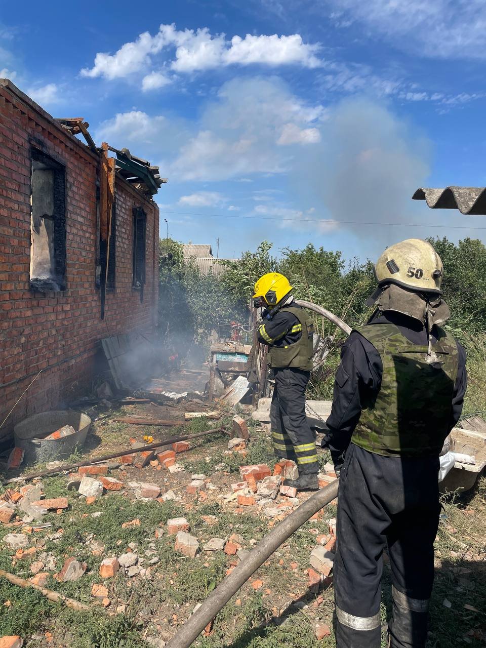 Пожарные потушили огонь после обстрела в Чугуевском районе на Харьковщине