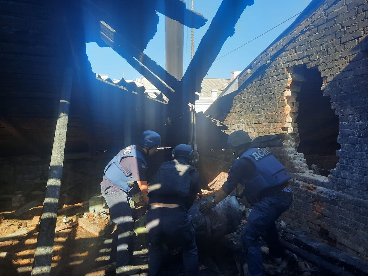 Спасатели извлекают ракету калибр с крыши жилого дома в Харькове