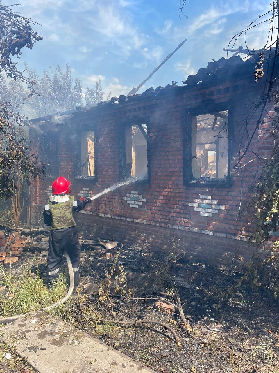 В селе Чугуевского района сгорел дом из-за обстрела
