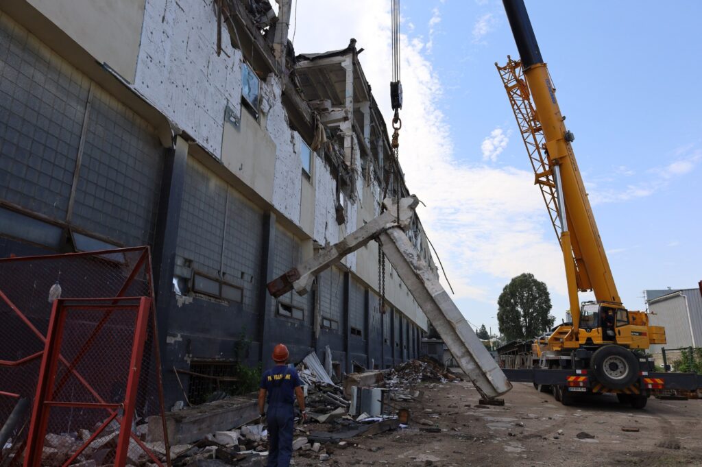 Спасатели в Харькове разбирают руины общежития и Дома печати (фоторепортаж)