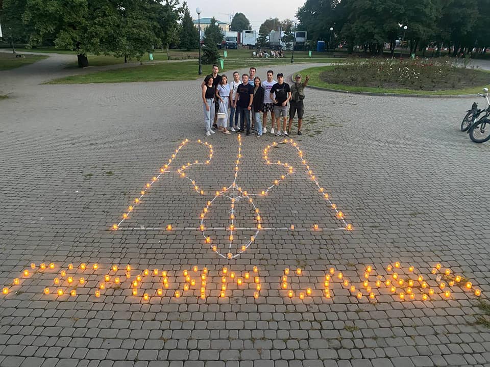 В Харькове зажгли свечи в память о героях, погибших за Украину (фото)