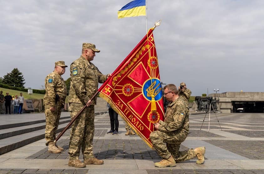 Залужный вручил боевой флаг харьковским теробороновцам (видео)