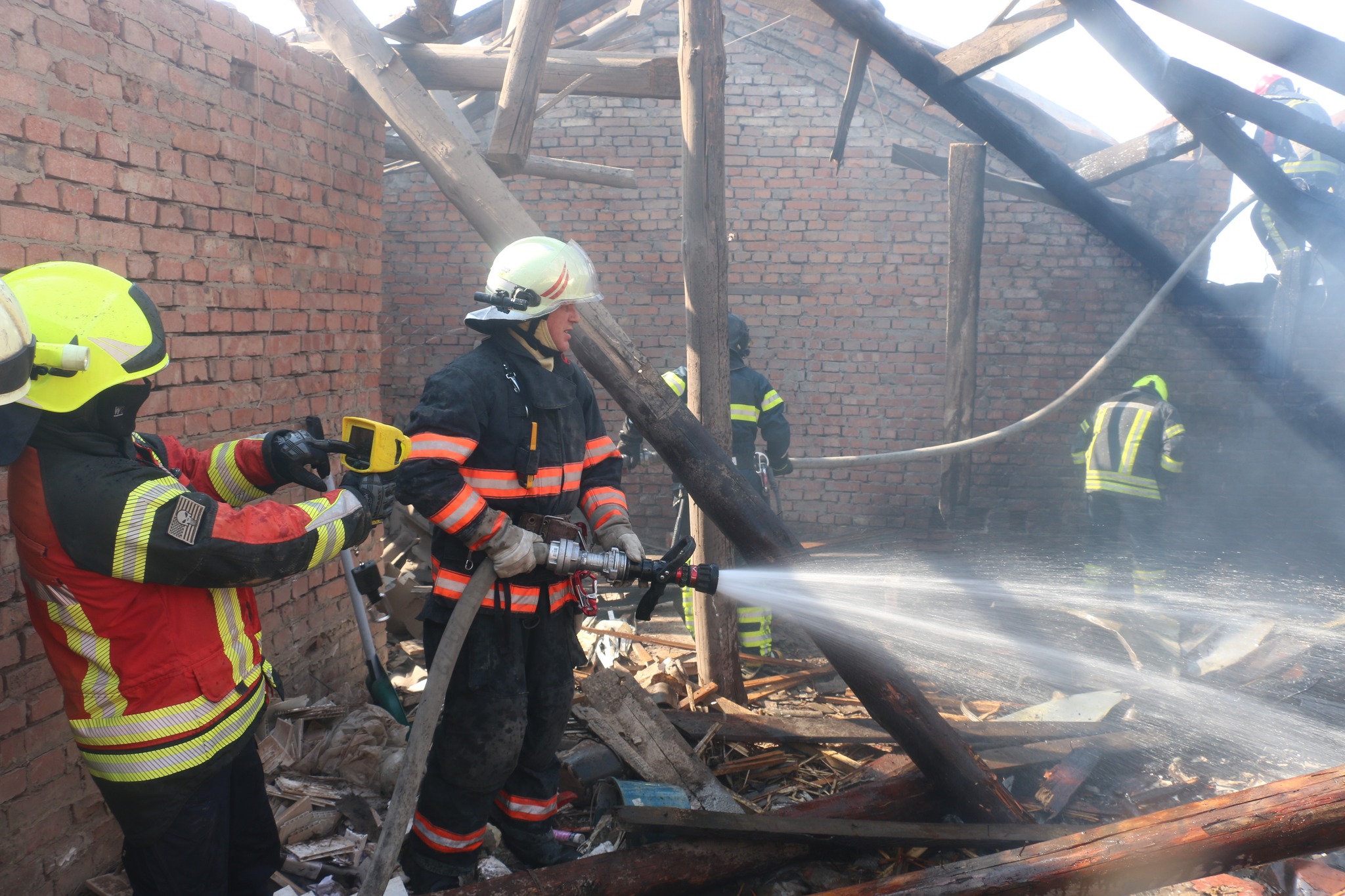 Пожарные на месте обстрела Харькова 30 августа