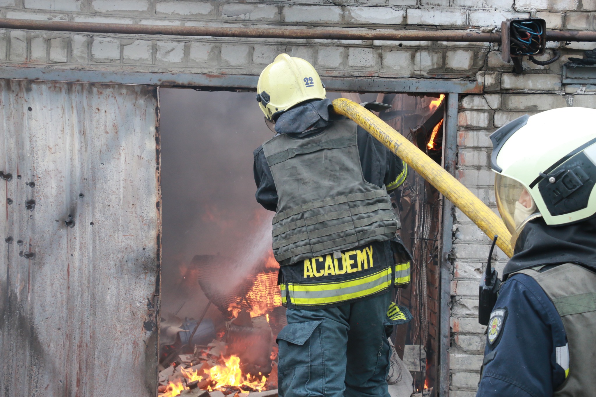 Харьковские спасатели ликвидировали пожар в гаражном кооперативе на Салтовке, возникший в результате вражеского обстрела