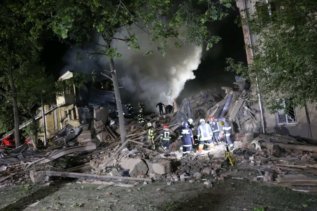 Ракетный удар по Харькову: пожар потушили, продолжается поиск людей под завалами