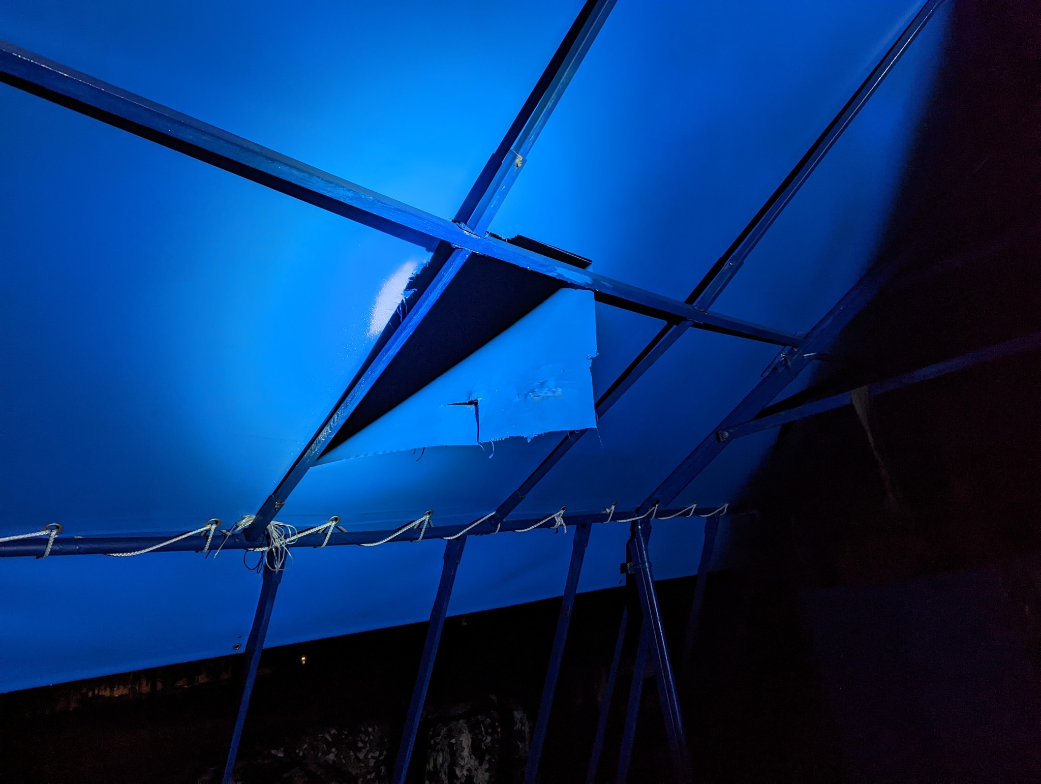 Повреждена палатка "Все для победы" в центре Харькова 