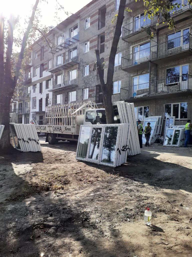 В Харькове восстанавливают дом на Ново-Баварском проспекте, поврежденный авиабомбами