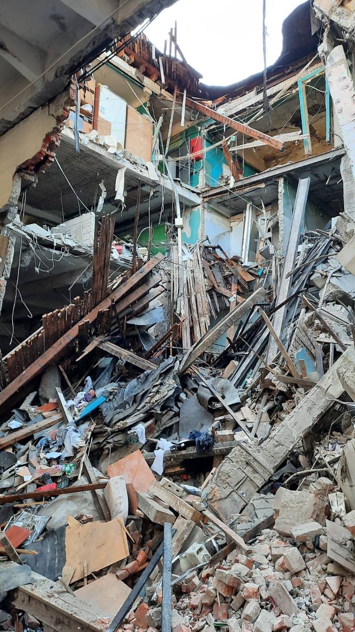 Спасатели разбирают завалы разрушенного общежития в Слободском районе Харькова