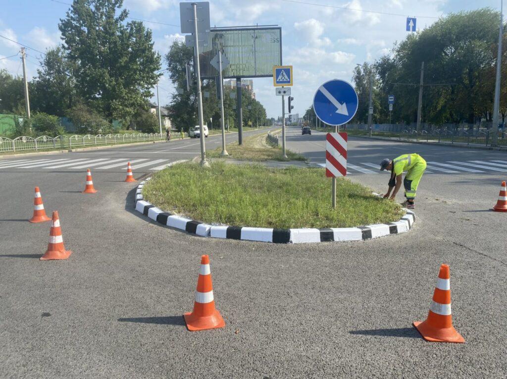 На Нетеченской набережной отремонтировали поврежденный обстрелами тротуар (фото)