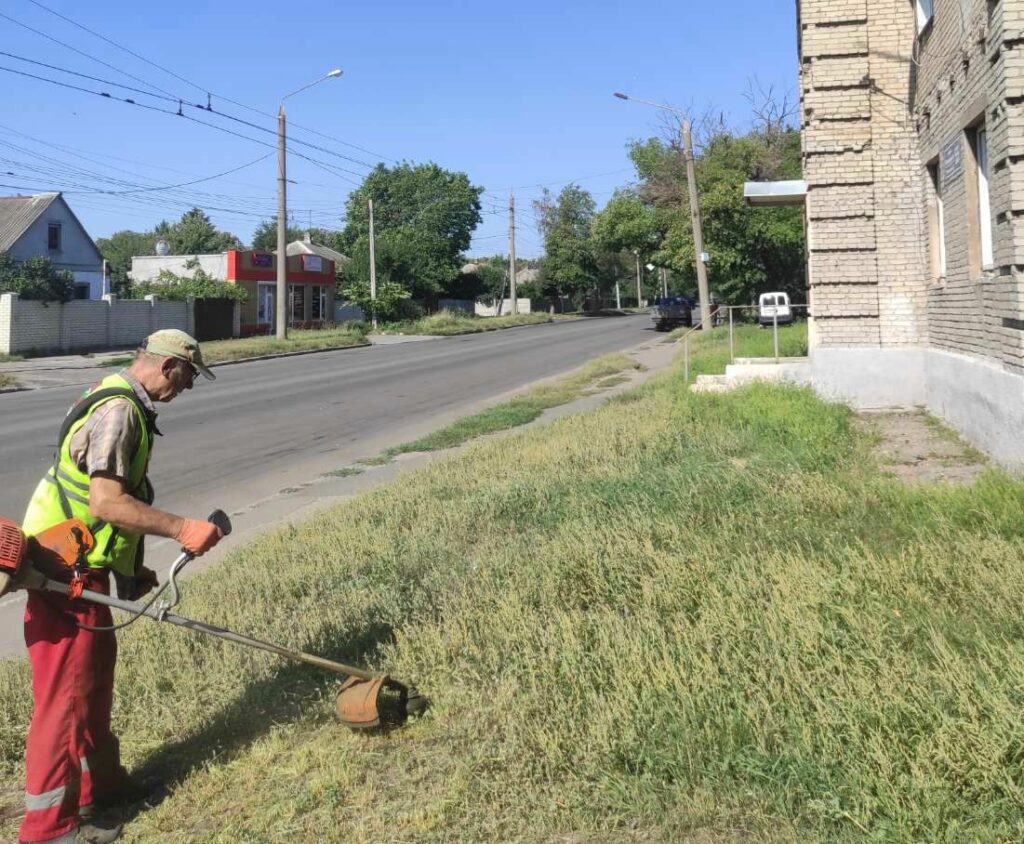 Харьковские коммунальщики продолжают приводить в порядок придомовые территории (фото)