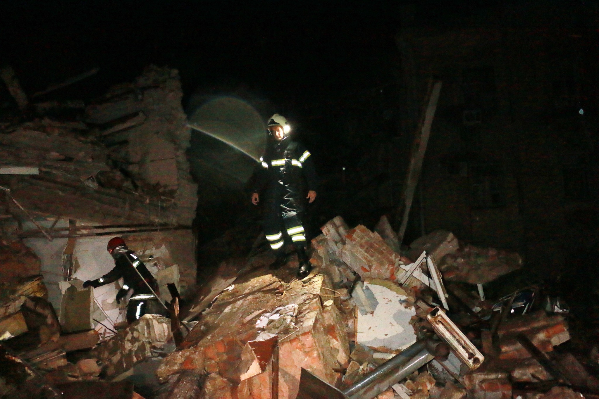 Спасатели показали последствия ракетного удара по центру Харькова вечером 28 августа