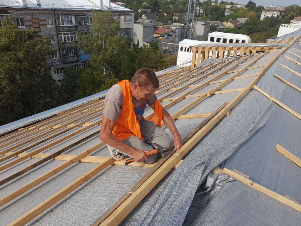 В Харькове восстанавливают дом на Ново-Баварском проспекте, поврежденный авиабомбами