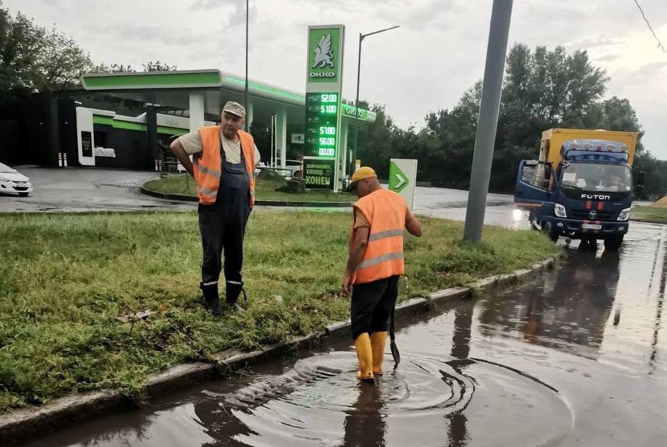 После вчерашнего дождя в Харькове прочищают ливневки (фото)