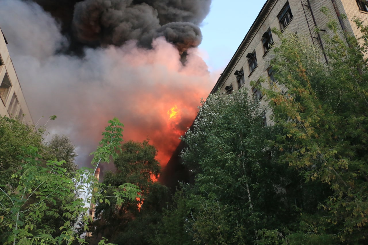 Спасатели локализовали пожар на заводе Шевченко утром 23 августа 2022 г.