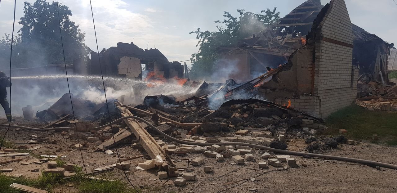 Из-за вражеских обстрелов на Харьковщине горел хвойный лес и дома мирных жителей 
