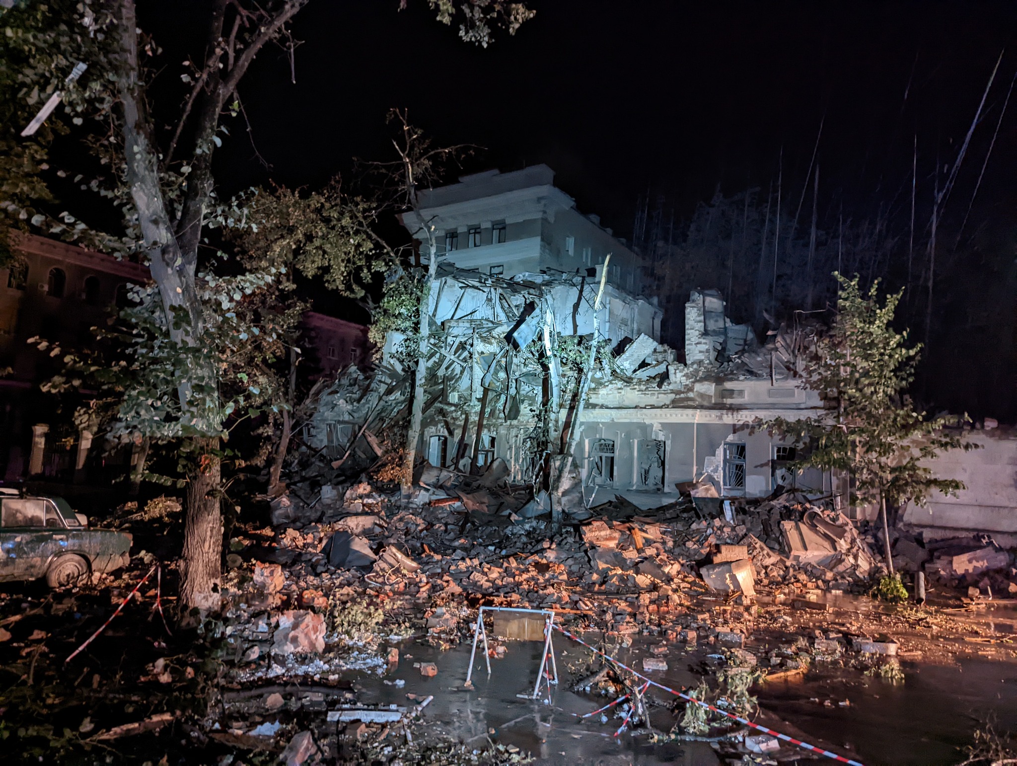 Вечерние «прилеты» в центр Харькова: появились фото разрушений