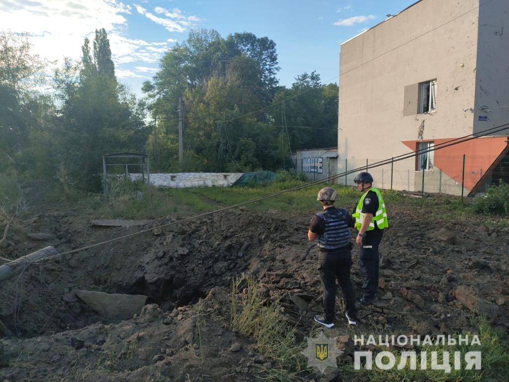 В полиции фиксируют последствия ракетного обстрела Харькова в ночь на 9 августа 2022 