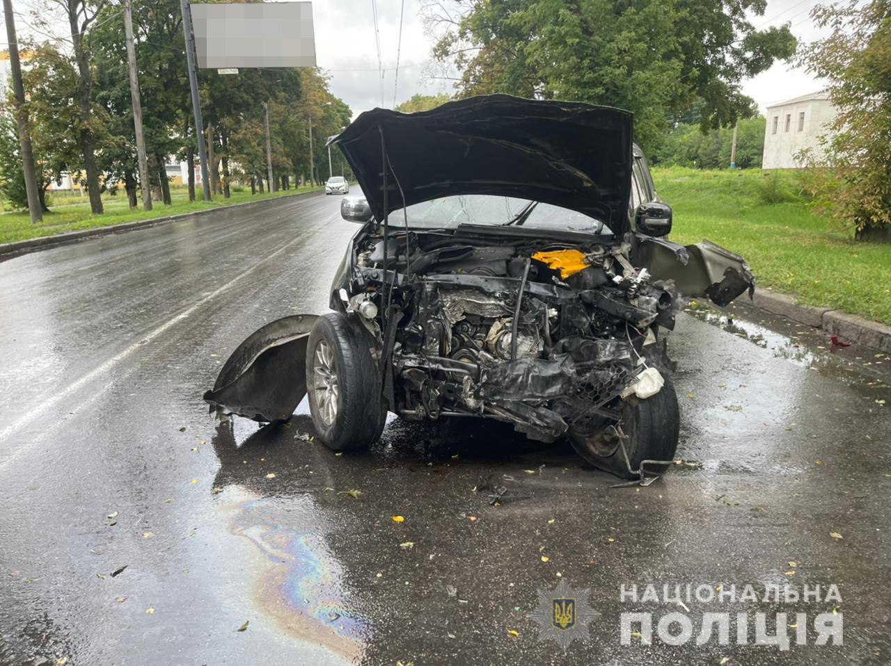 В Харькове масштабное ДТП с участием двух иномарок и автобуса