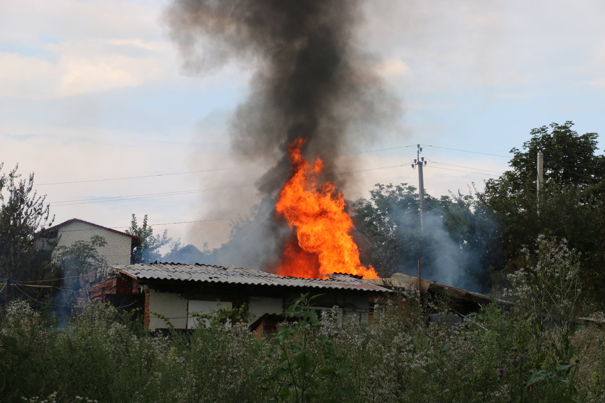 За сутки в поселке под Харьковом из-за обстрелов произошло 12 пожаров