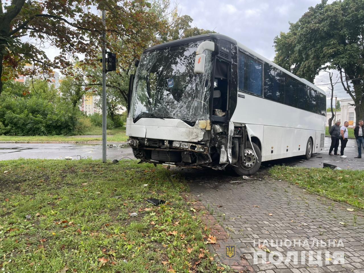 На ХТЗ столкнулись две иномарки и пассажирский автобус 