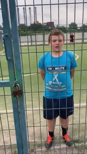 Харьковский волонтер просит мэра снять замки со спортплощадок возле школ (видео)