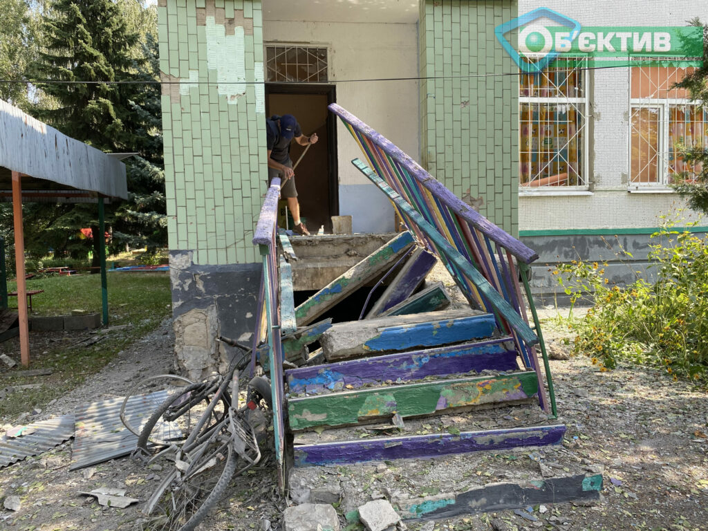 Шматок бетону залетів у квартиру на п’ятому поверсі: наслідки обстрілу дитсадка в Харкові (відео)