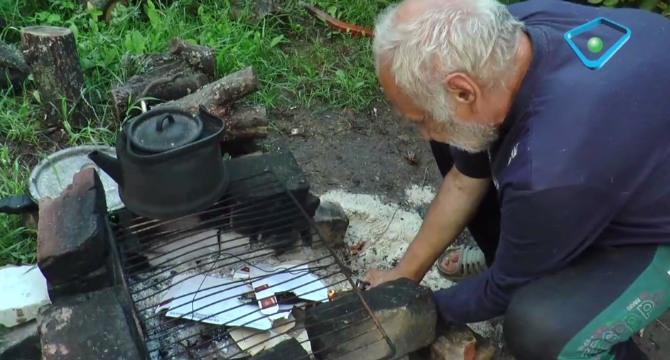 Руїни навколо, прильоти та приготування їжі на багатті: як живуть у П’ятихатках (відео)