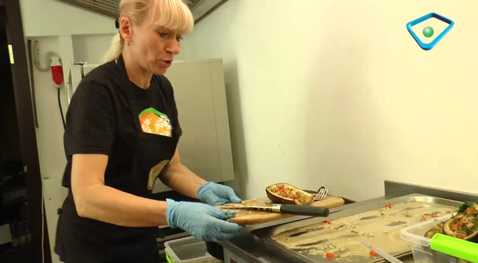 «У нас не було сумнівів, чим займатися»: волонтери в Харкові щодня годують 1000 людей (відео)
