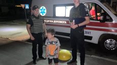 Пьяная мать лежала на улице: полиция в Харькове забрала у женщины ребенка