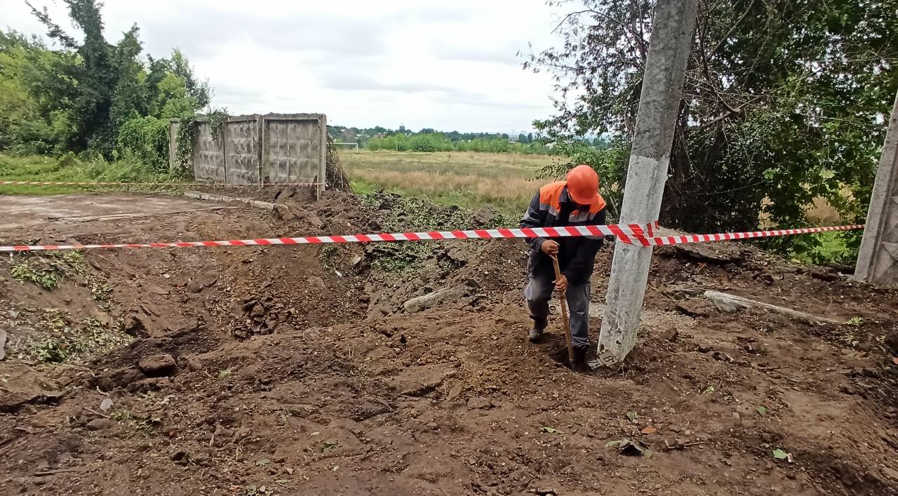 Поврежденная обстрелом 'электроопора в Харькове