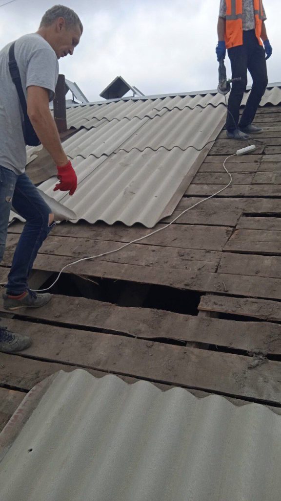 В одном из районов Харькова восстановили уже 40 крыш, поврежденных обстрелами (фото)