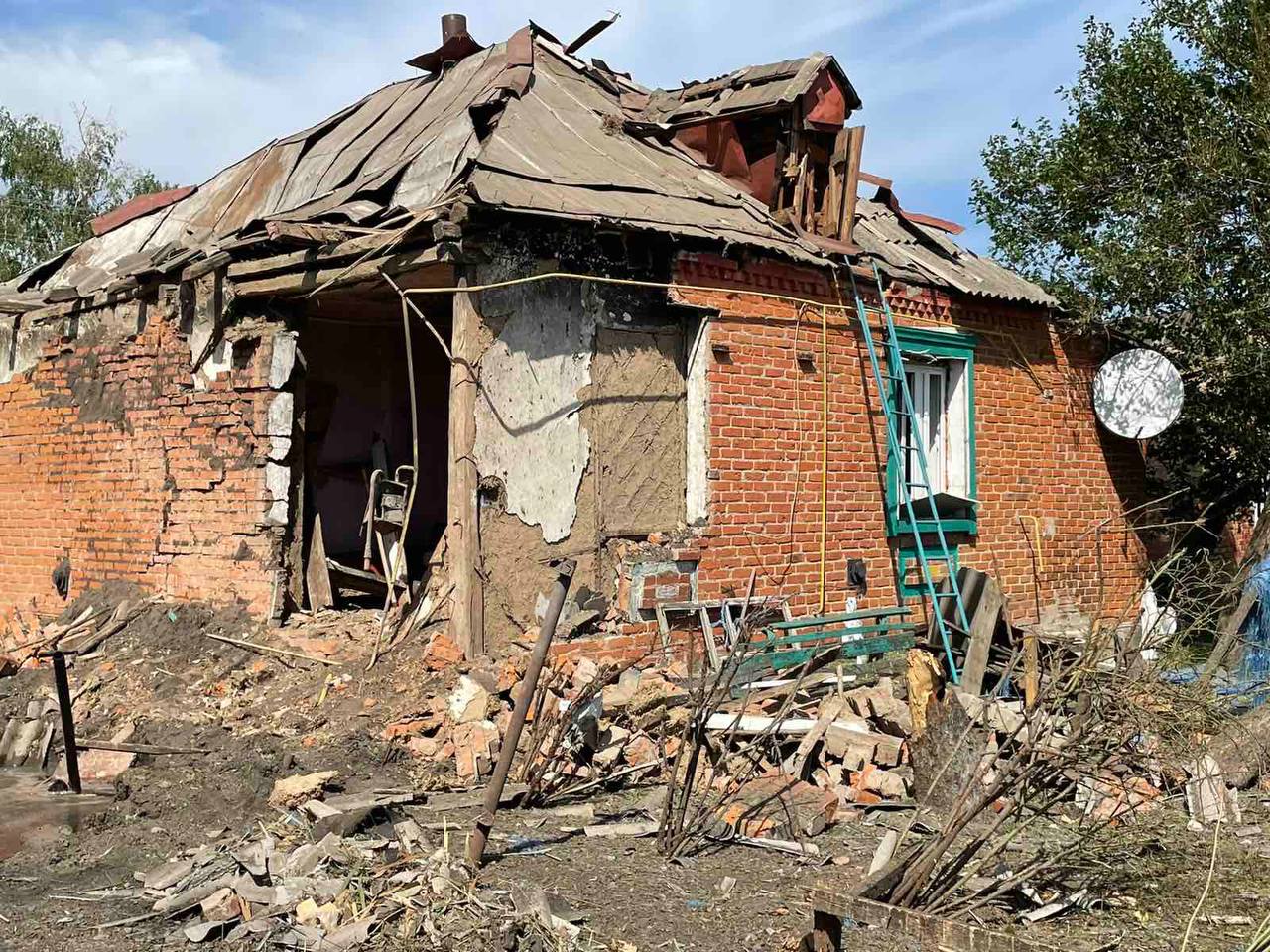 Разрушенный дом в Печенегах Харьковской области