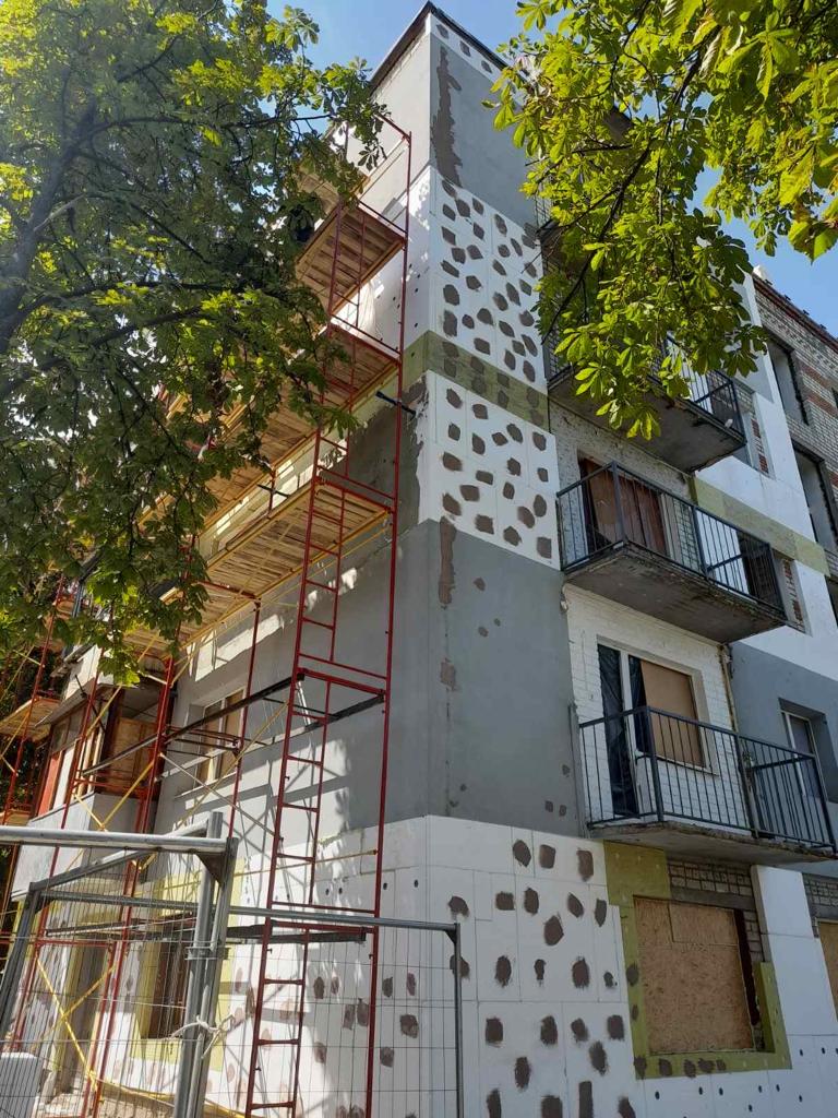 В Харькове отстраивают дом, на который россияне скинули авиабомбу (фото)