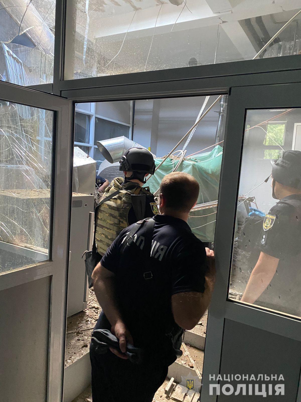 Полиция на месте российского обстрела в Киевском районе Харькова 8 августа