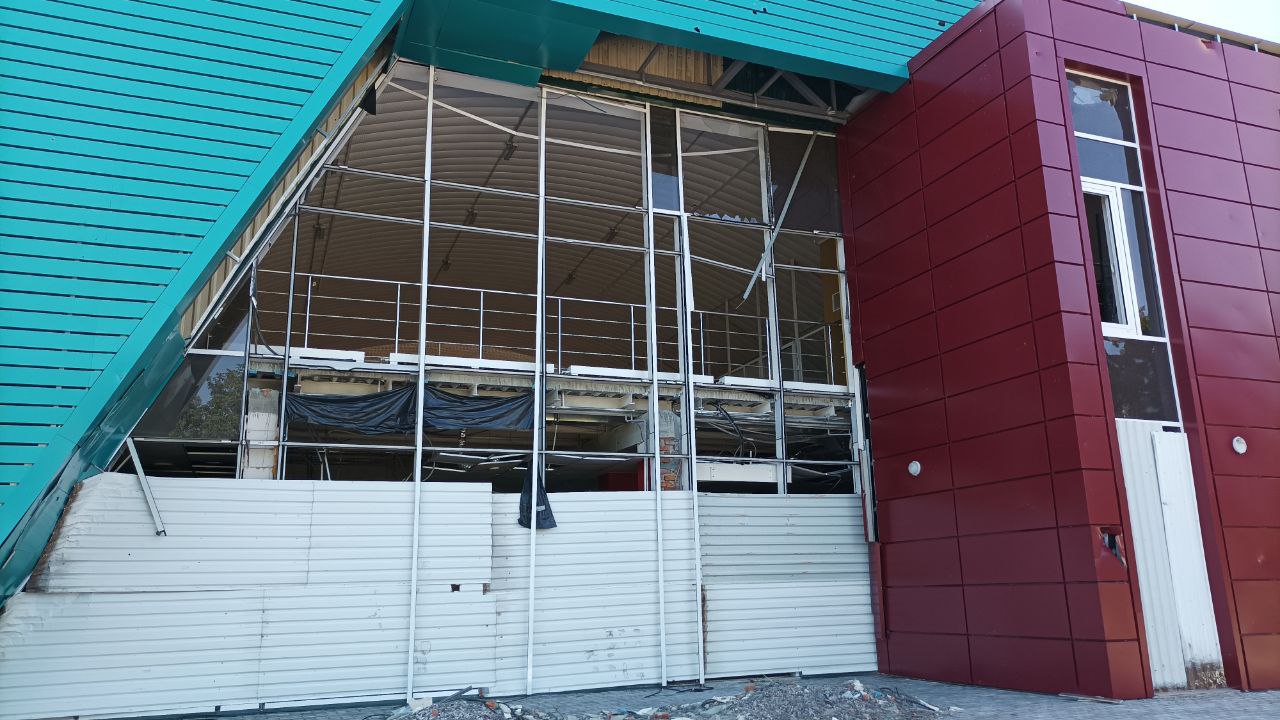 Спорткомплекс в Чугуеве после российского обстрела - вылетели окна