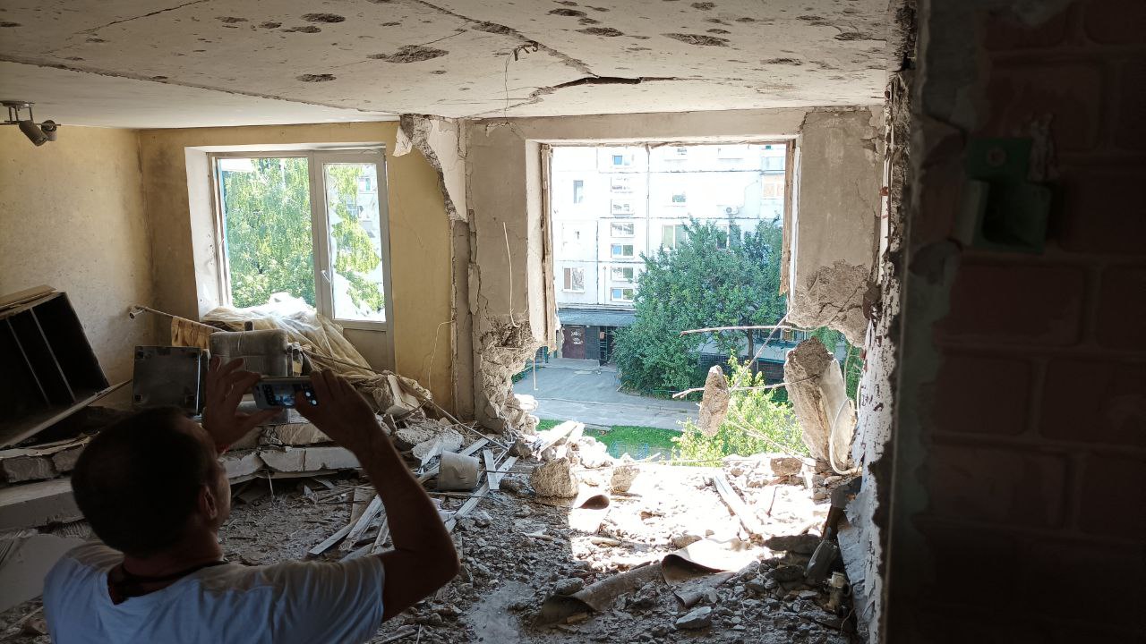 Квартира дома в Чугуеве, попавшего под российский обстрел - вид изнутри