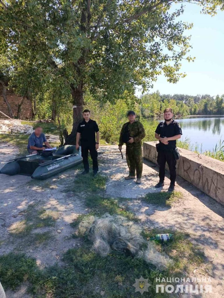 За лов рыбы на Основе полицейские оставили харьковчанина без сетей и лодки