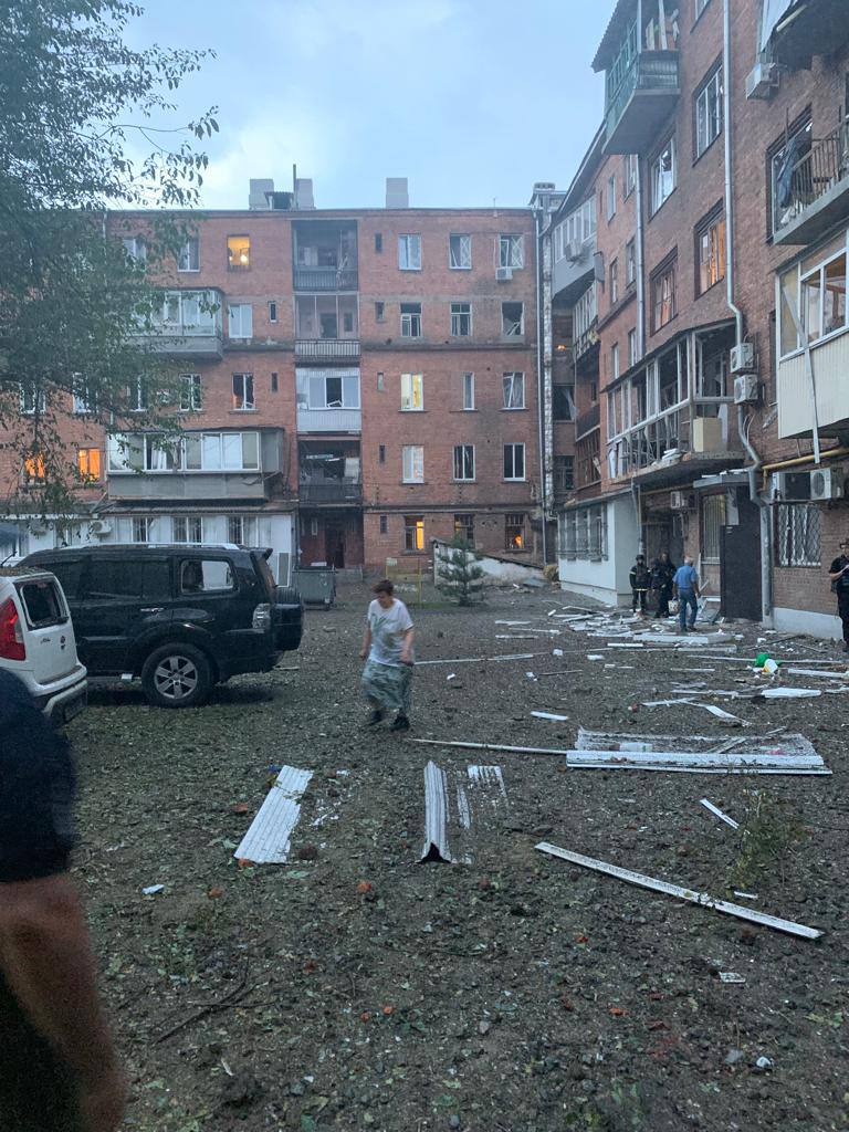 В Харькове под обстрел попал двор жилого дома в центре