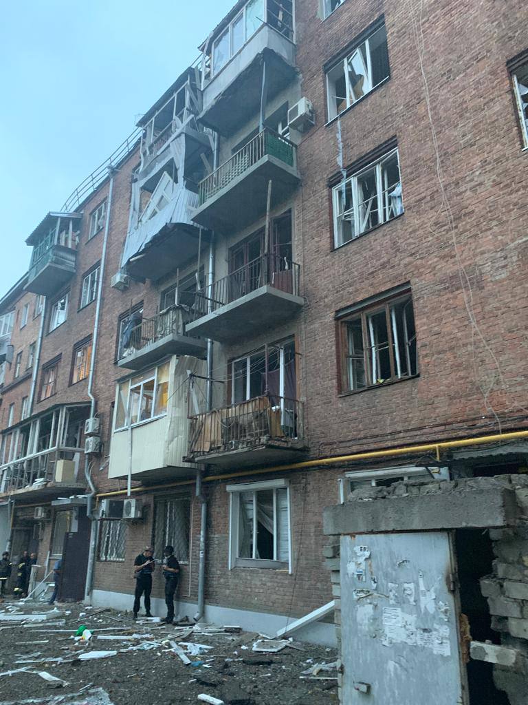 Пятиэтажка в Харькове после российского обстрела 11 августа