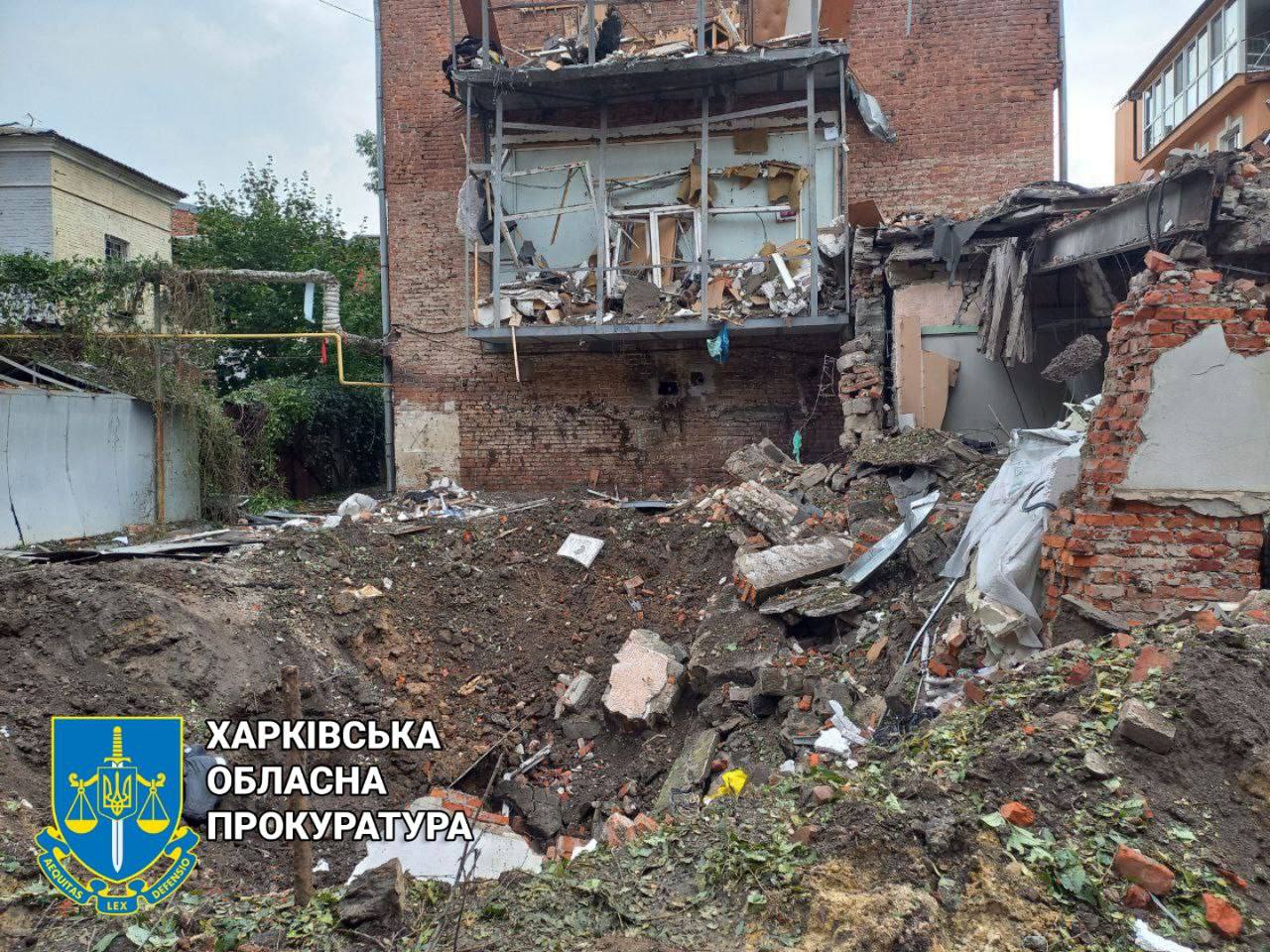 Воронка от удара ракетой С-300 в  центре Харькова 11 августа