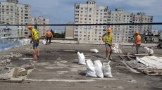 Ремонтируют крыши и закрывают окна: в мэрии отчитались о работах в Харькове (фото)