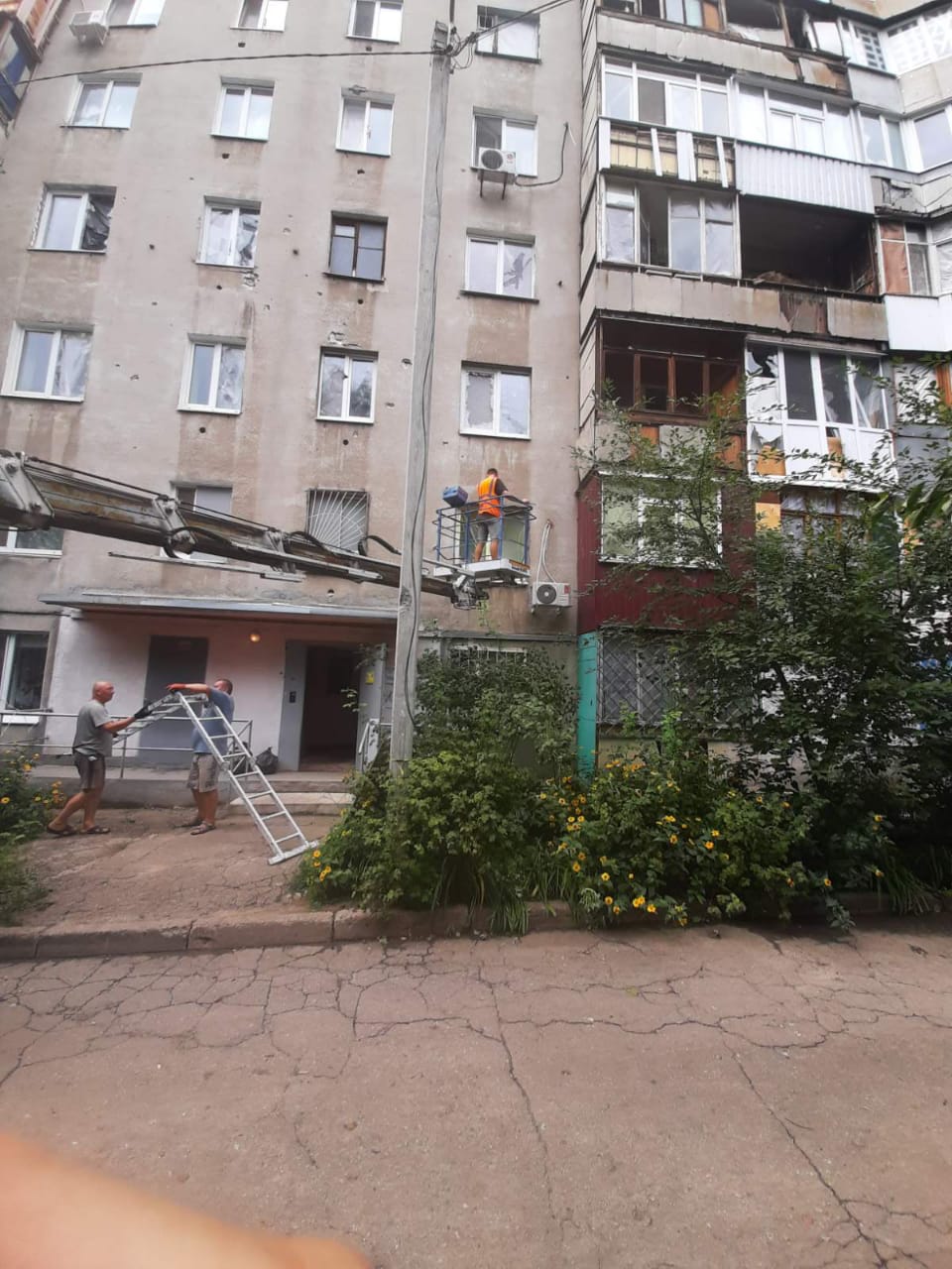 В Харькове закрывают выбитые окна в домах, попавших под обстрелы