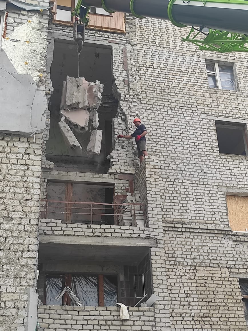 На проспекте Героев Харькова восстанавливают разрушенные обстрелами дома (фото)