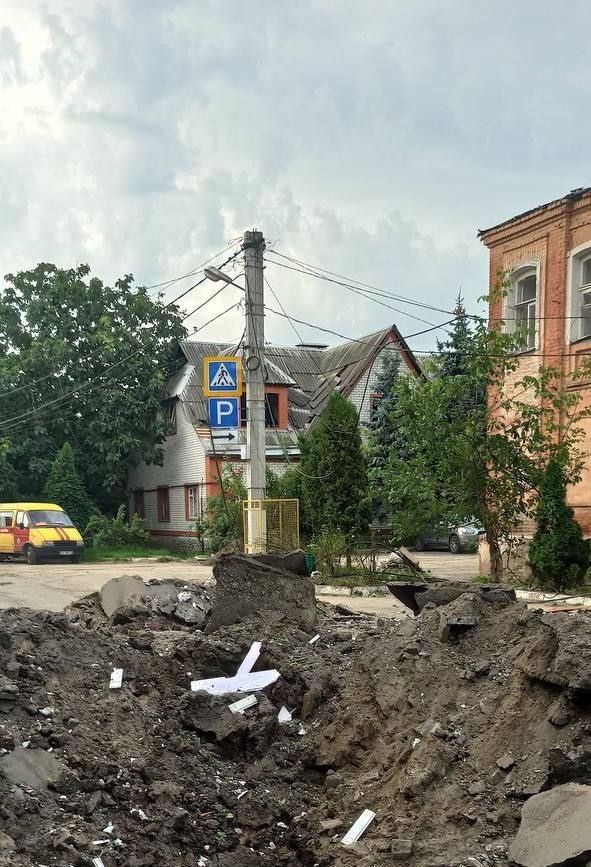 Электрический столб на месте обстрела в Харькове 12 августа