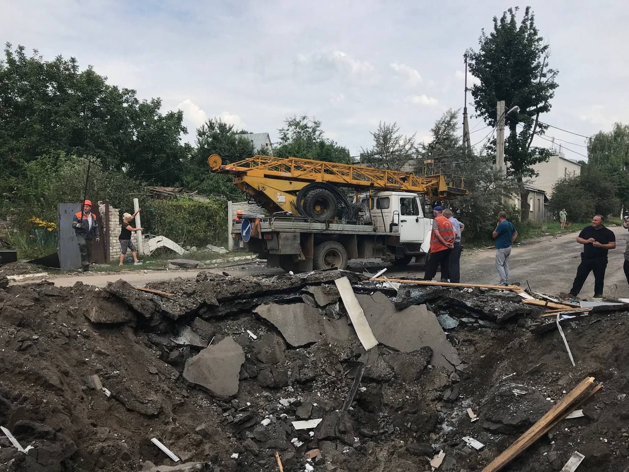 Энергетики вернули свет в Новобаварском районе после ночного обстрела