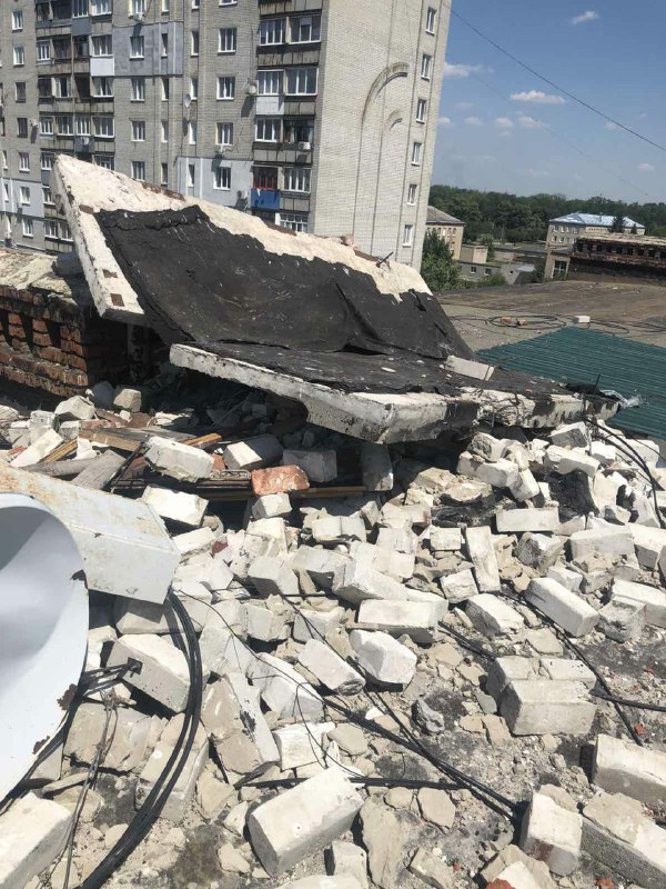 Обрушения на крыше в Харькове после обстрела