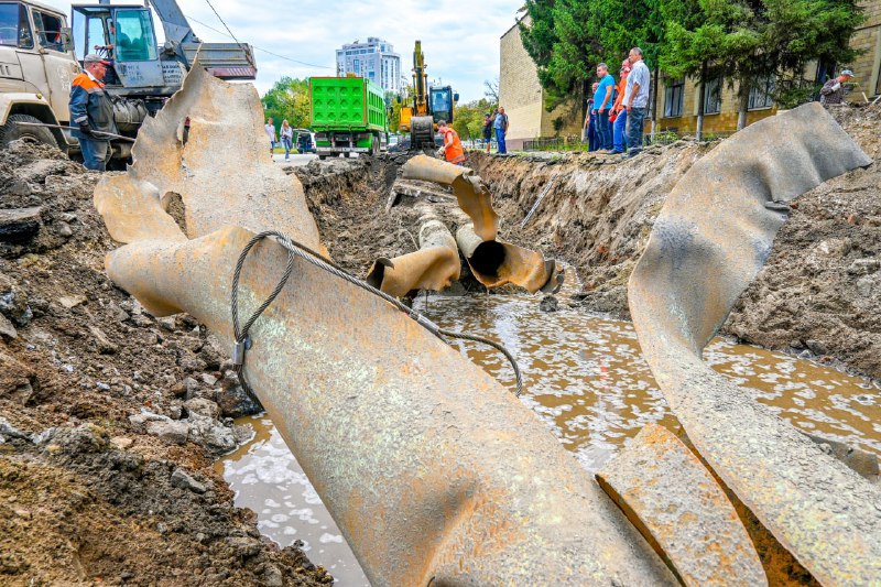 В Харькове обстрелом повреждена тепломагистраль, ведущая к 25 домам (фото)