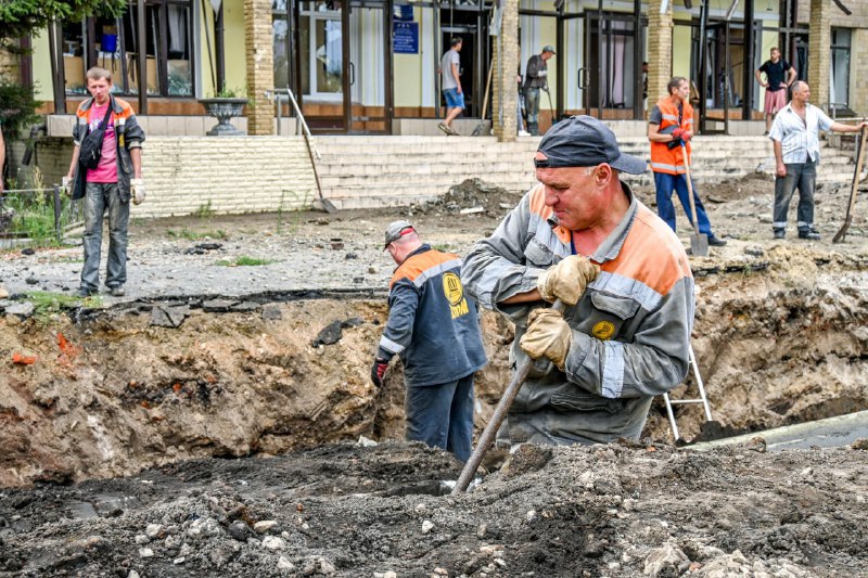 Рабочий ХТС на месте обстрела в Харькове